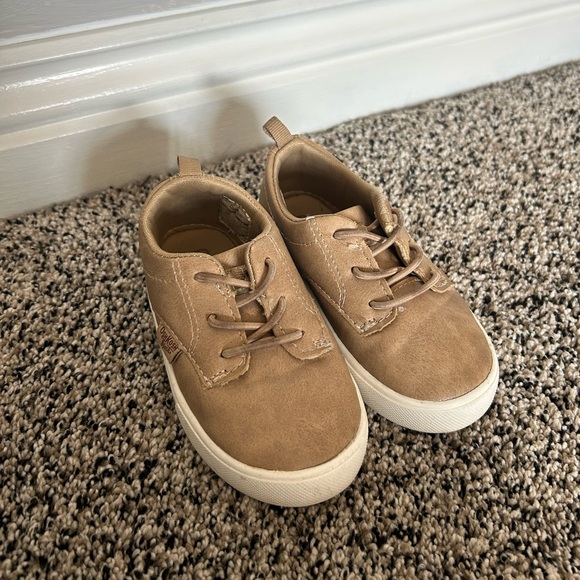 Toddler Boy Oshkosh Tan Sneaker — size 7 - Picture 9 of 9